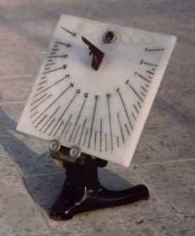 Portable equatorial sundial.